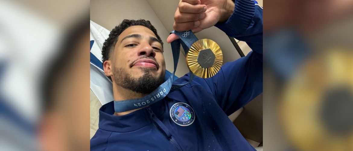 Američki košarkaš Tyrese Haliburton s medaljom oko vrata