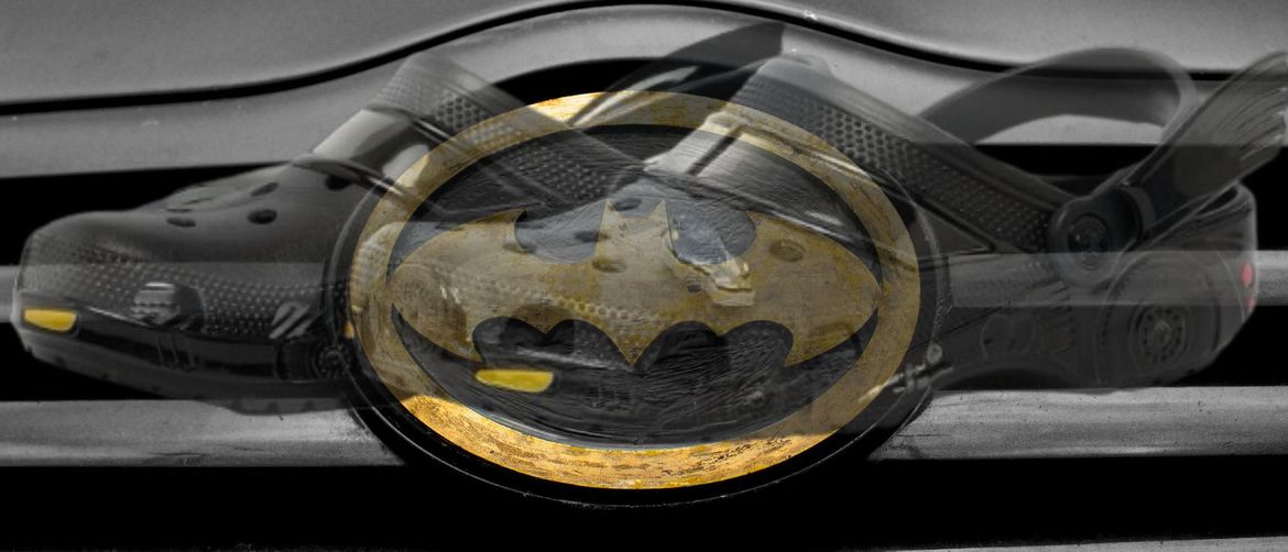 Logo na haubi Batmobilea i Crocs x Batman klompe