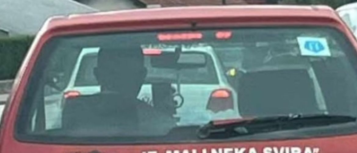 Urnebesan natpis na autu
