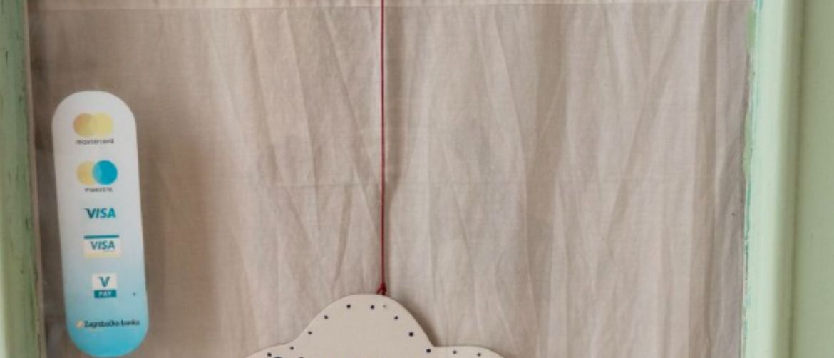 Neobičan natpis na izlogu butika