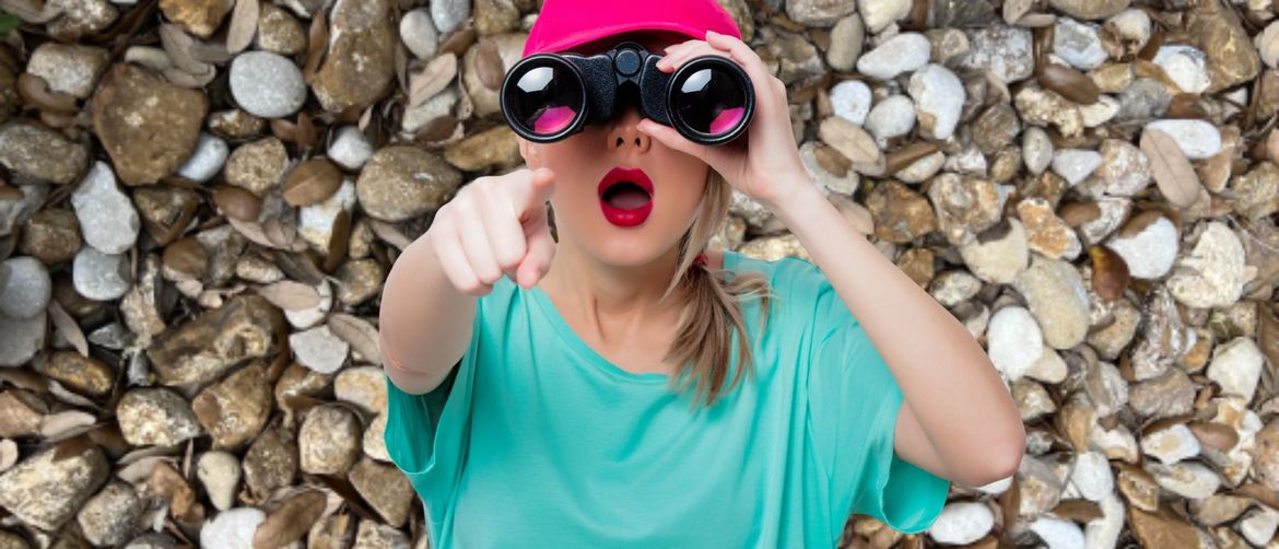 Šljunak i žena koja nešto traži