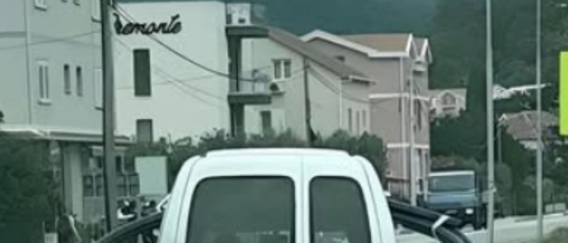 Automobil s neobičnim način prijevoza materijala