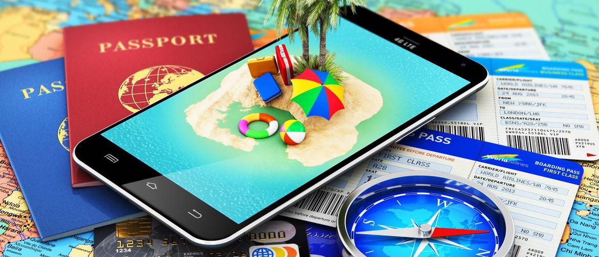 Razni rekviziti s putovanja na karti svijeta