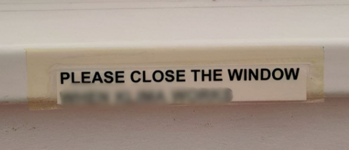 Natpis ispod prozora u Dalmaciji