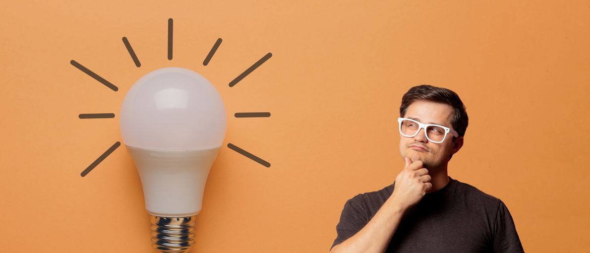 Žarulja i muškarac koji razmišlja