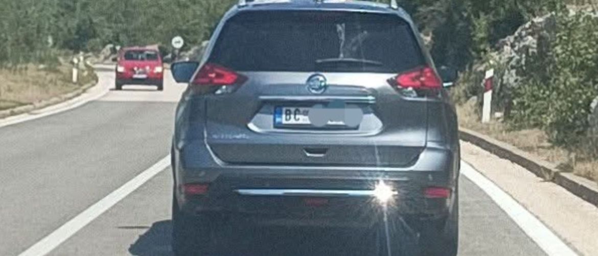 Automobil koji prevozi djecu na krovu