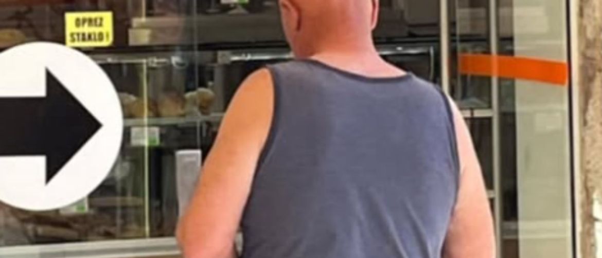 Muškarac u redu ispred pekarnice