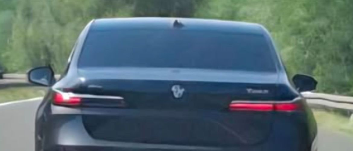 Automobil s nezgodnim registracijskim oznakama