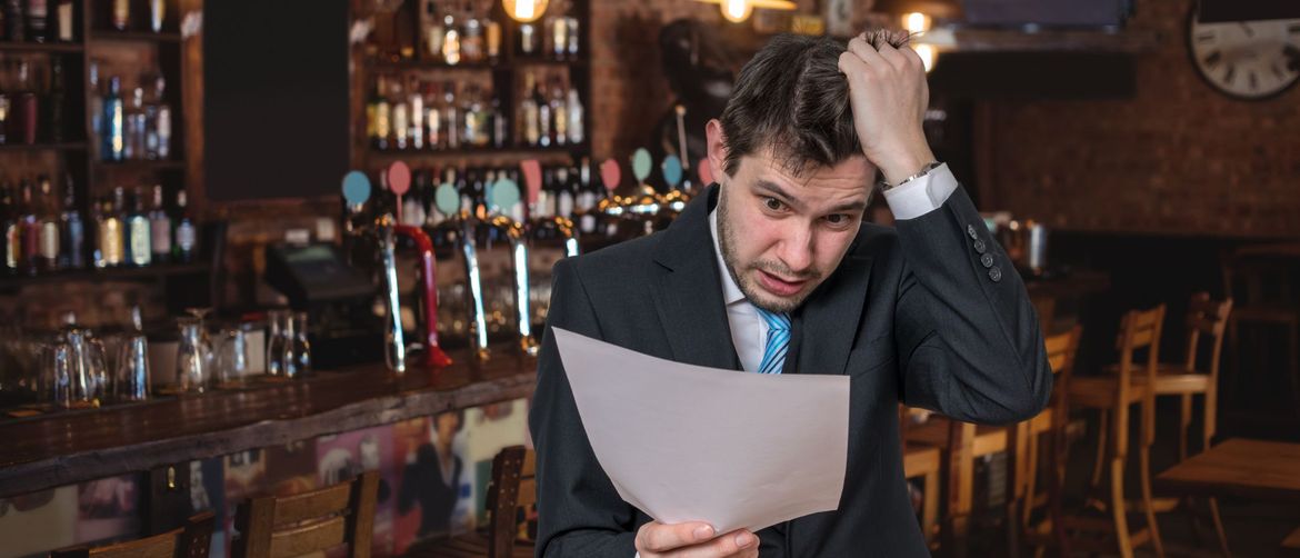 Muškarac s papirom u ruci i nervoznim izrazom lica