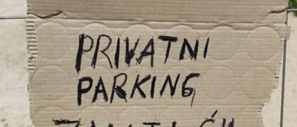 Natpis na komadu kartona