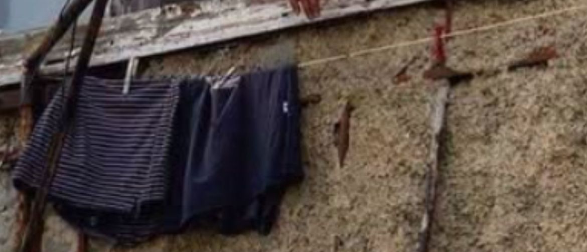 Muškarac na prozoru kako peče roštilj