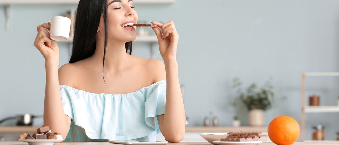 Djevojka jede čokoladu