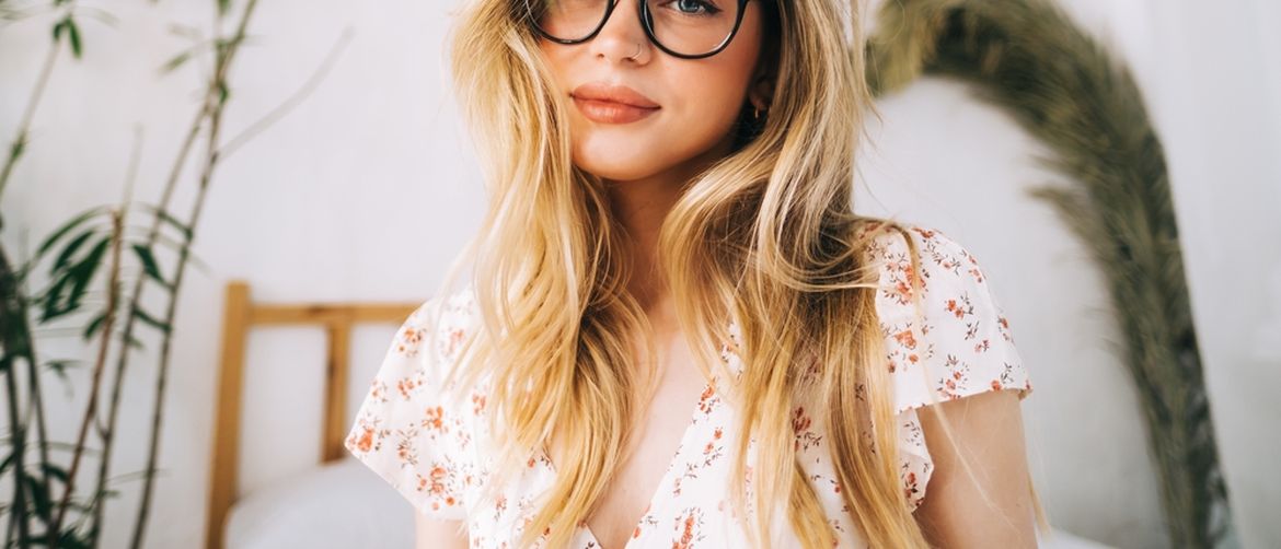 Djevojka nosi naočale