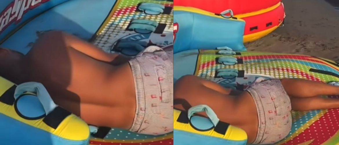 Mladić koji leži na splavi na napuhavanje