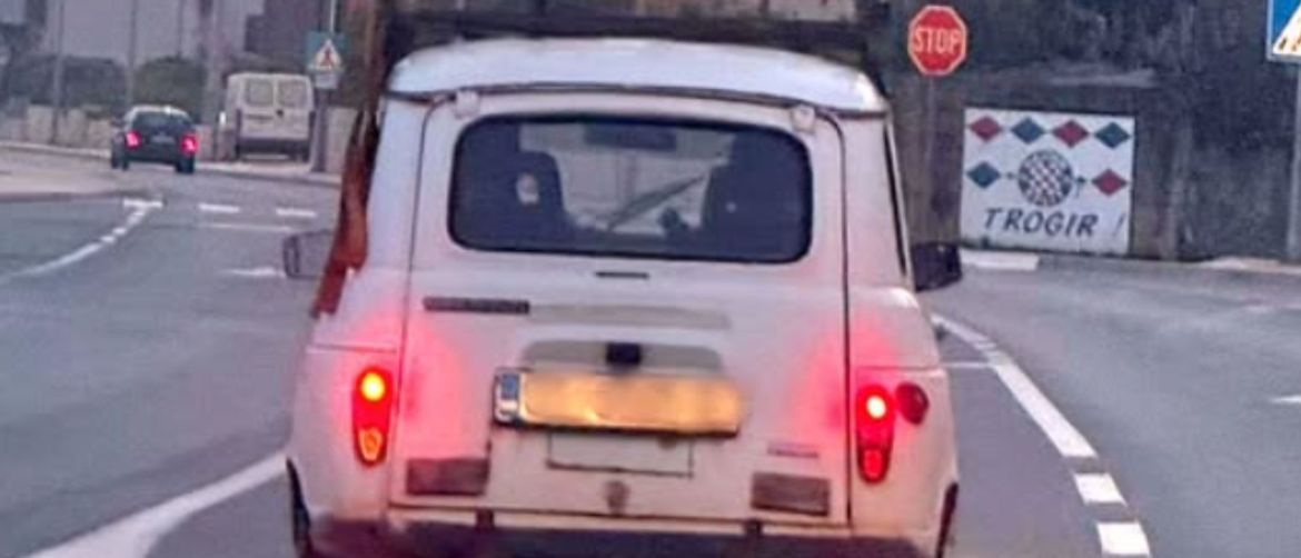 Automobil u Trogiru s neobičnim teretom na krovu