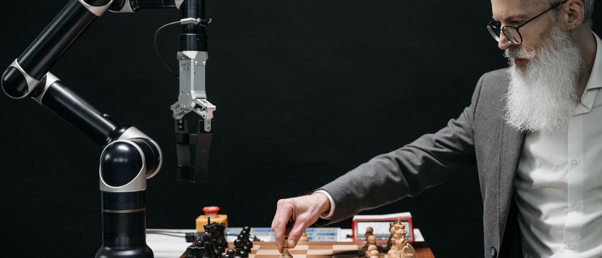 Muškarac koji igra šah protiv robota