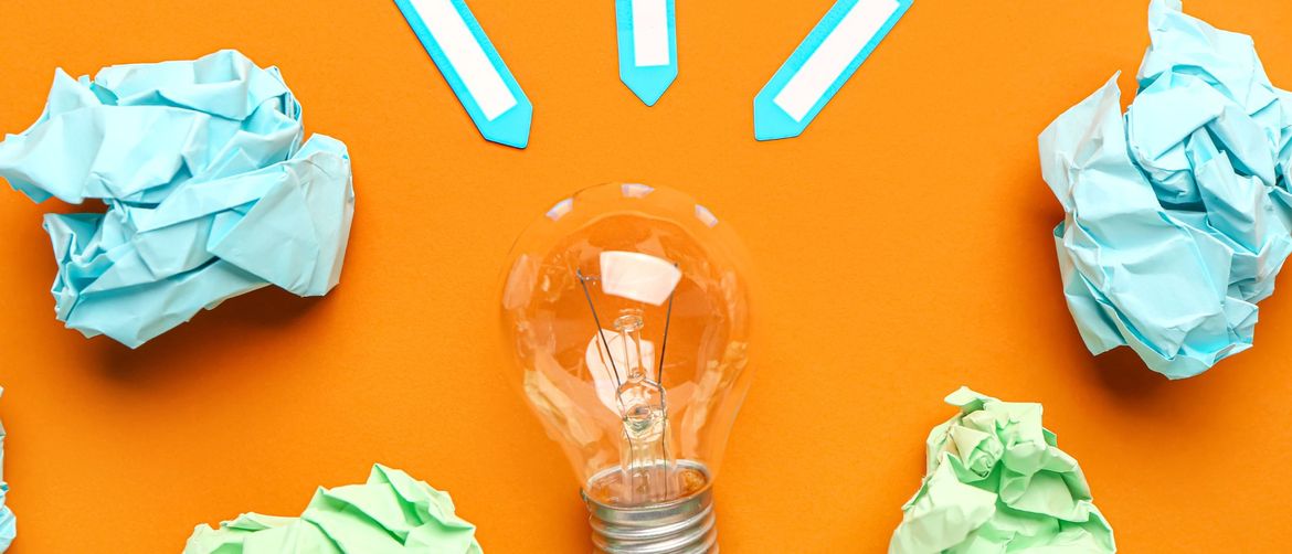 Žarulja i zgužvani papiri