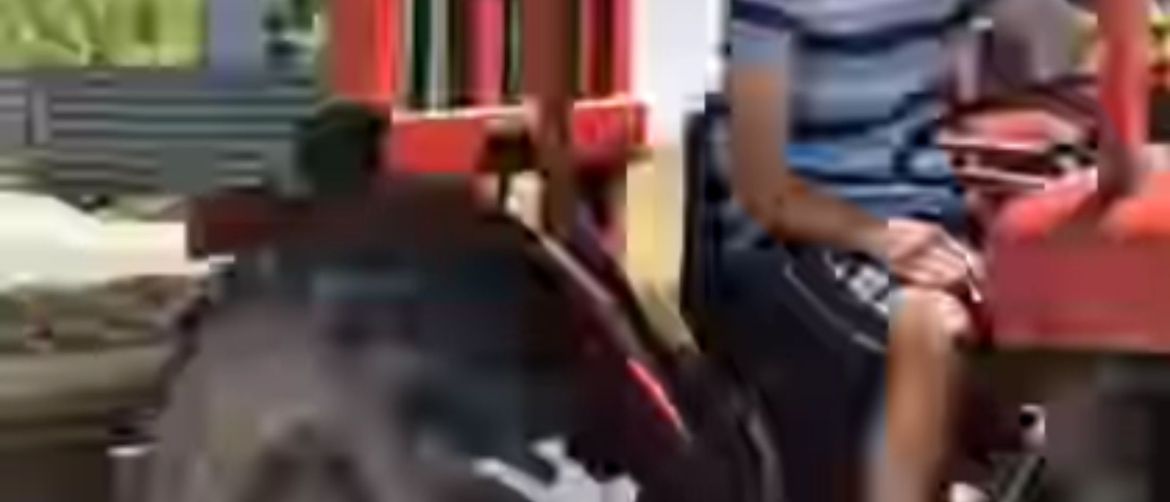 Mladić na traktoru koji prevozi kauč