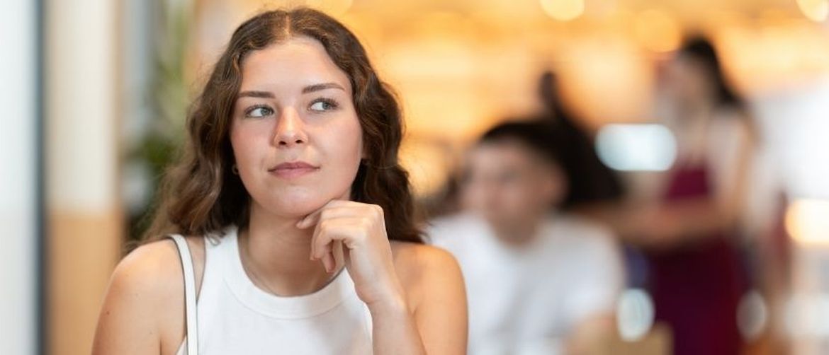 Djevojka sjedi sama u kafiću