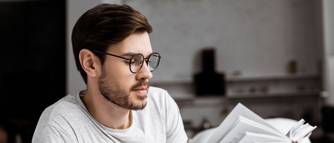 Dečko s naočalama koji čita