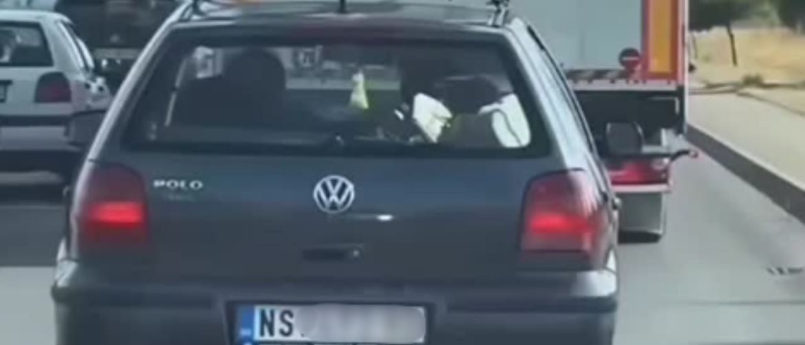 Vozilo srpske registracije s neobičnim predmetom na krovu