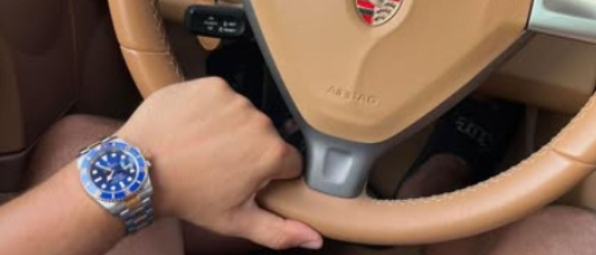 Scena u luksuznom automobilu