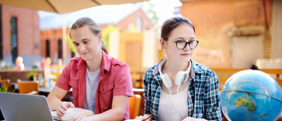 Mladić i djevojka kako uče geografiju