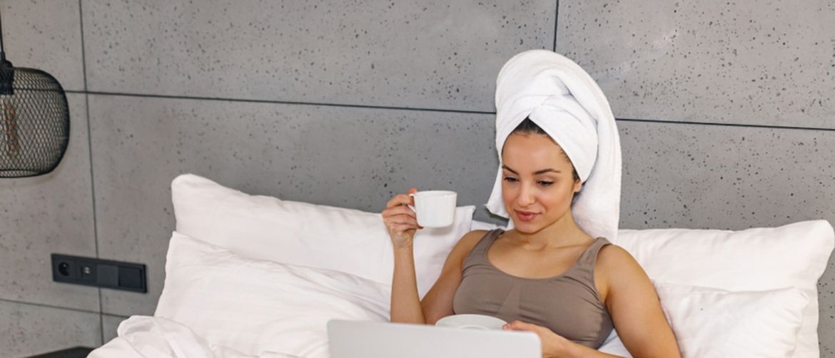 Ispijanje kave u krevetu