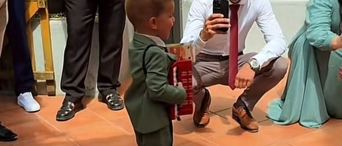 Dječak s harmonikom