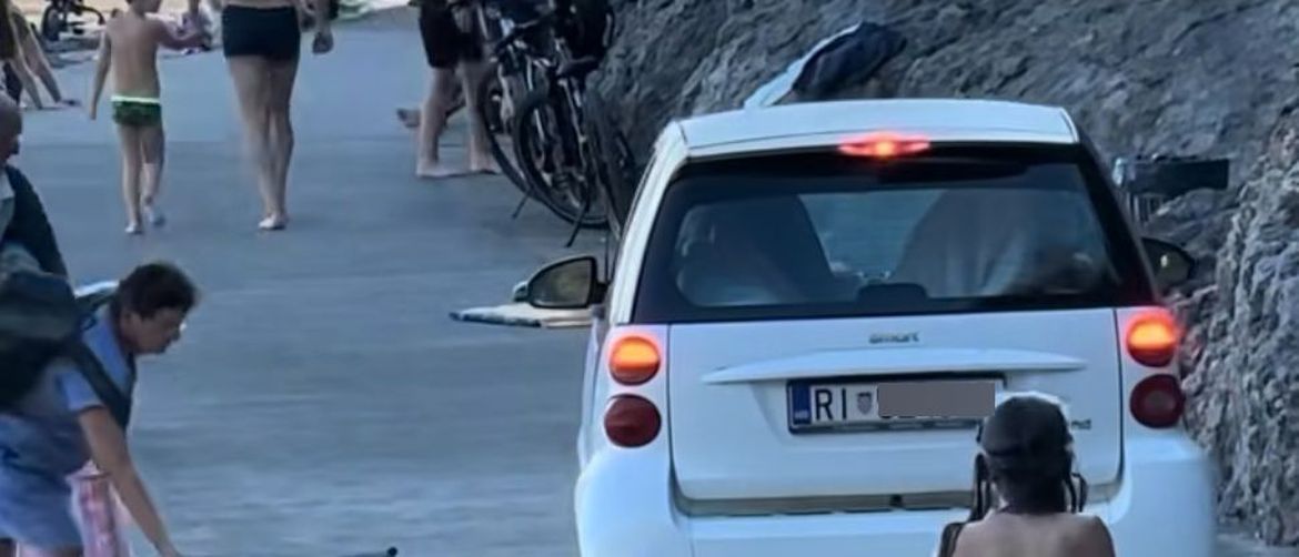 Auto na plaži