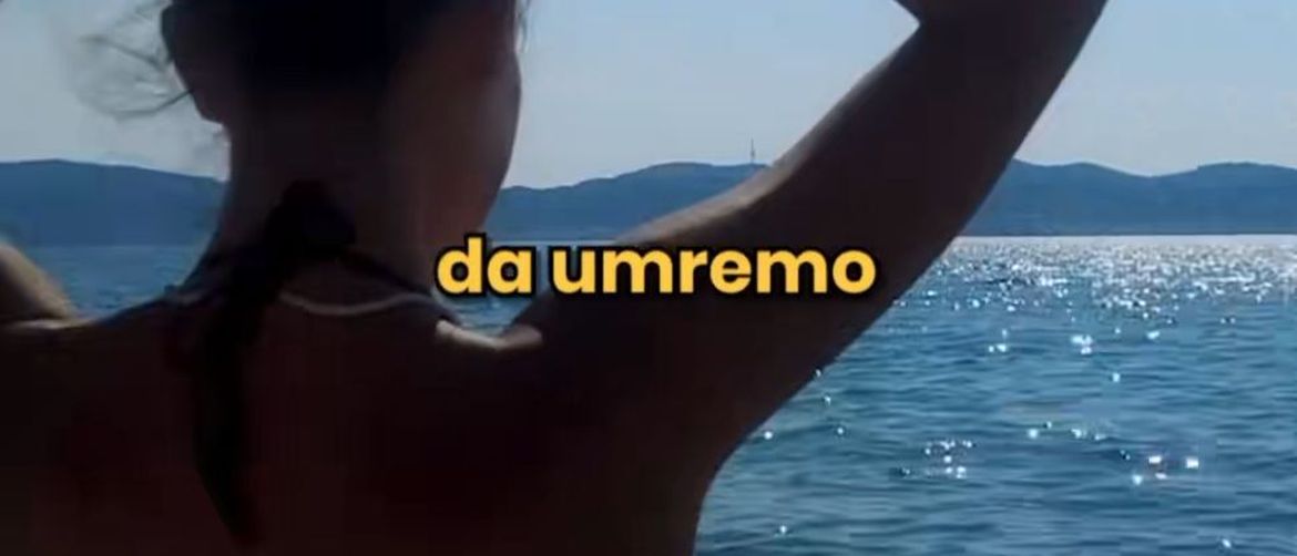 Djevojka na moru