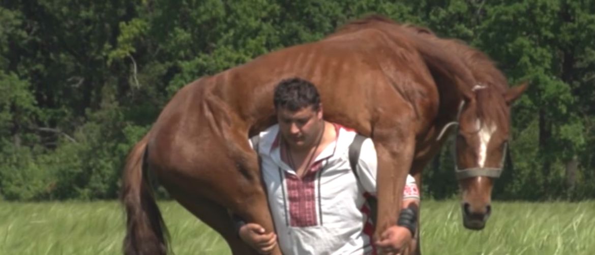 Dmitro Haladzi bez problema na leđimka može ponijeti konja, u ovom slučaju teškog 450 kilograma (FOTO: YouTube/Screenshot)