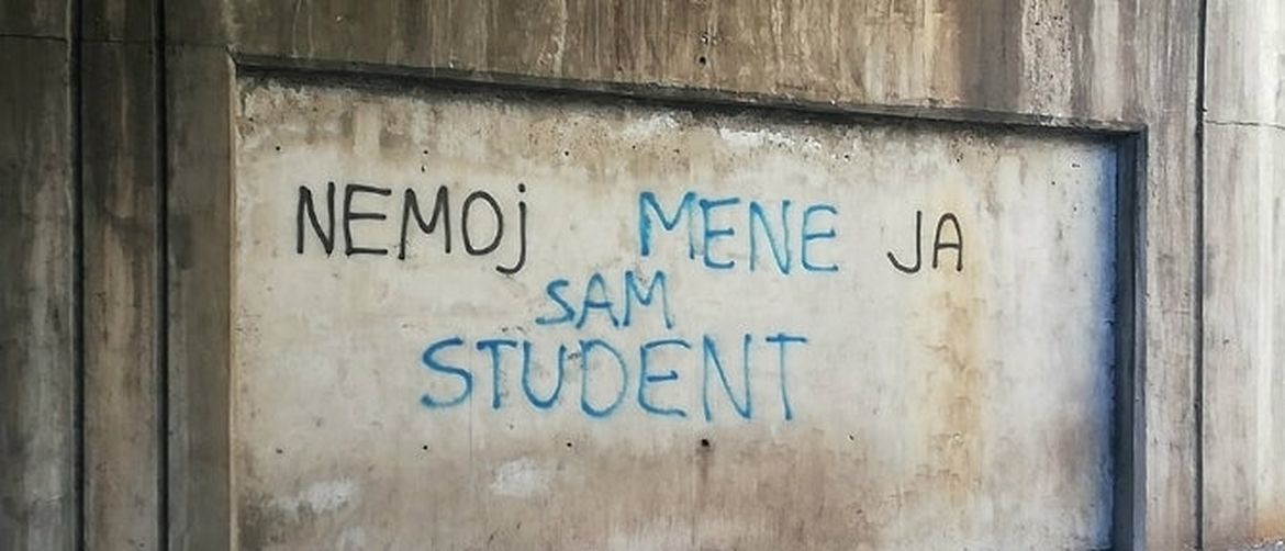 natpis na zidu kraj save