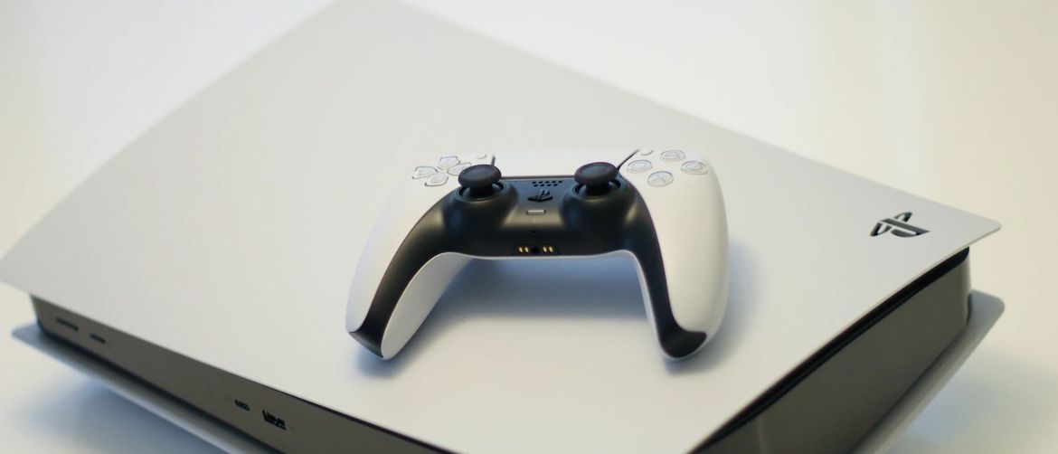Playstation 5 bijela konzola i Playstation 5 Dual Sense kontroler