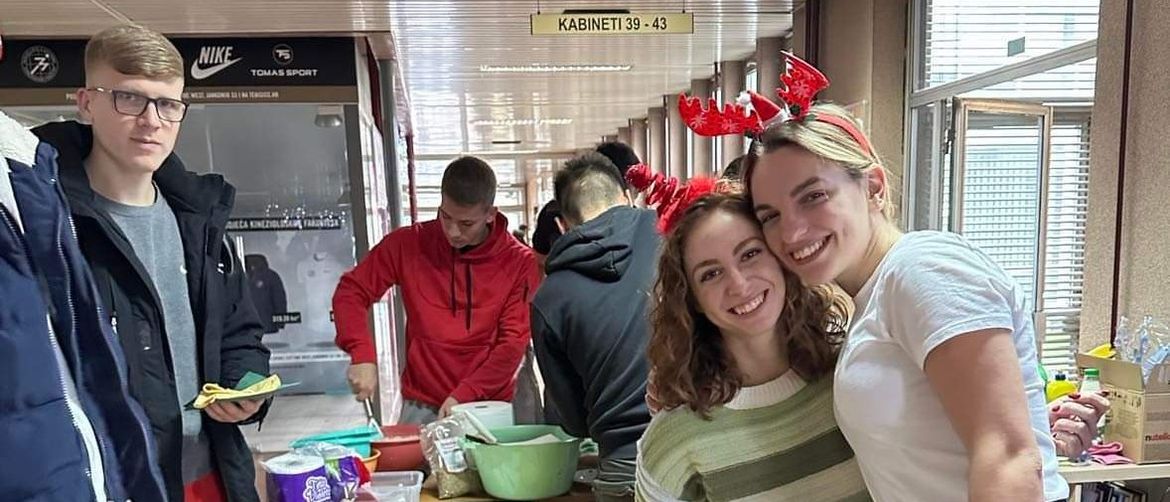 Studenti KIF-a peku palačinke.