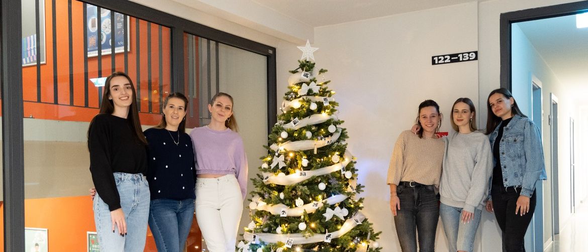 Pobjednice natjecanja u ukrašavanju božićnog drvca.