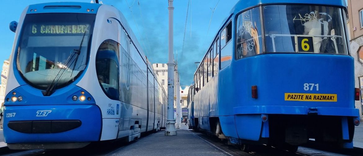 Stara četvorka u društvu novijeg tramvaja