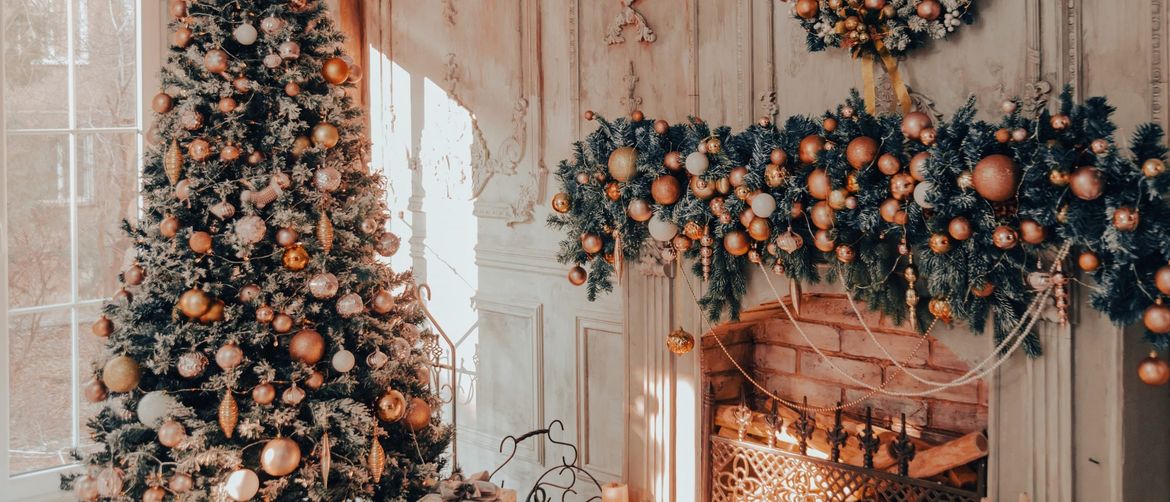 stan ukrašen božićnim ukrasima vjencem i drvcem
