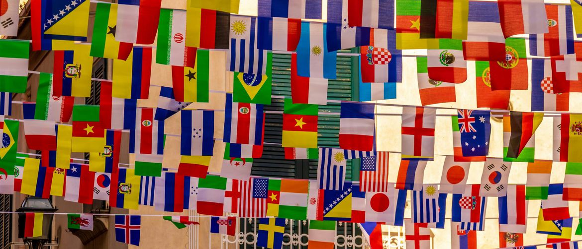 sve zastave svijeta obješene iznad ulice