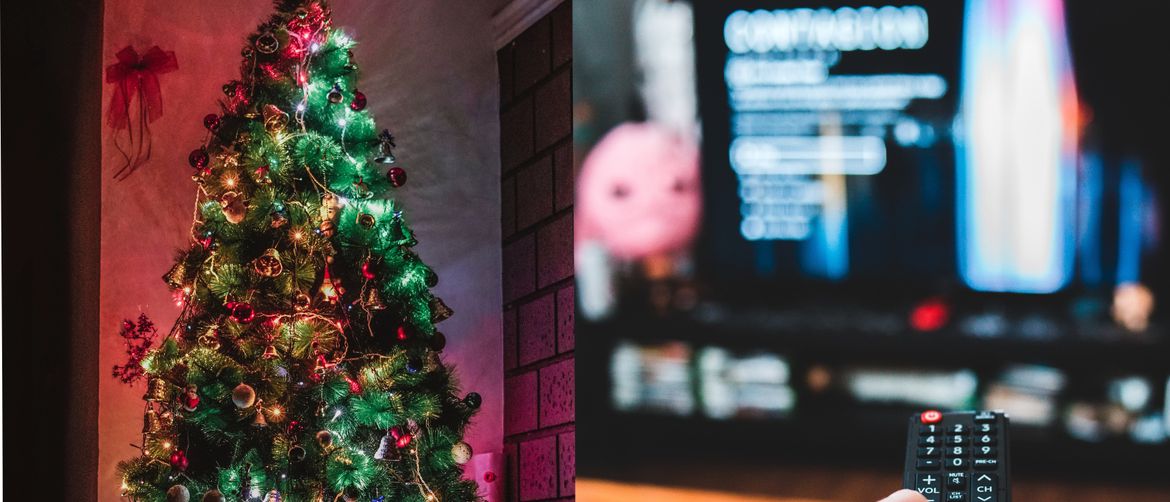 božićno drve i daljinski upravljač kao simbol božićnih filmova
