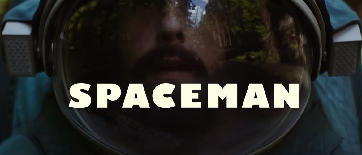 Adam Sadler u odijelu za astronauta u filmu Spaceman na Netflixu