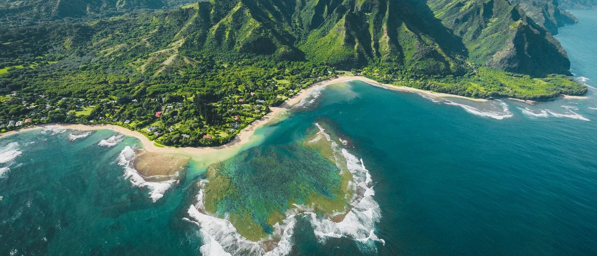 otok Hawaii slikan odozgo s plažom i morem koji ga okružuju