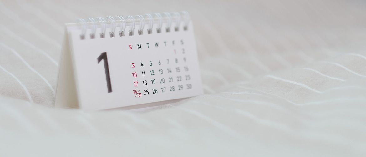 Kalendar na stolu s okrenutim prvim danom u mjesecu