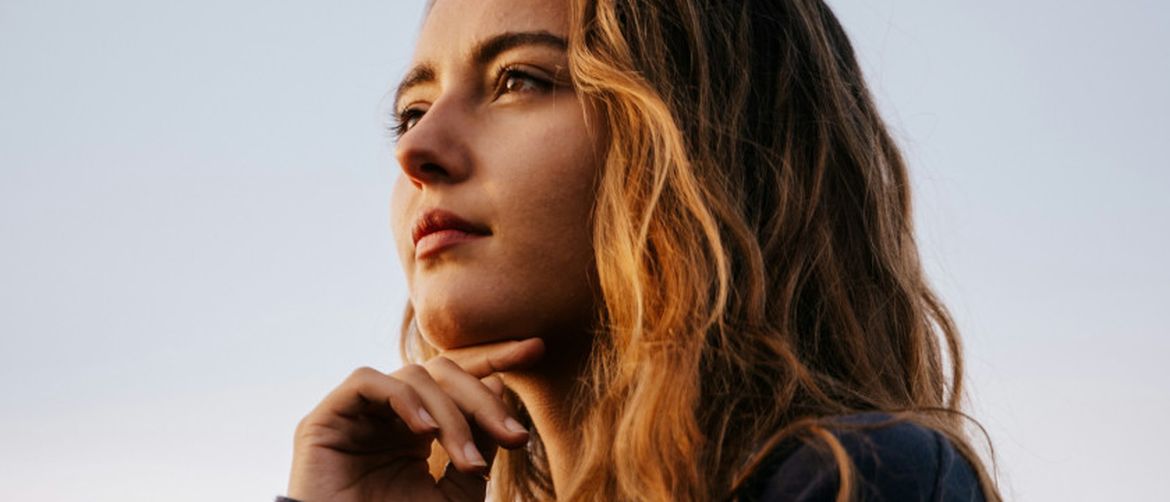 Zamišljena djevojka