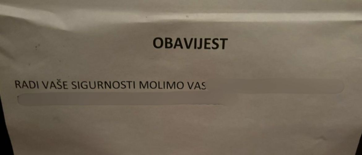 Obavijest u javnom prijevozu sa smiješnom pravopisno pogreškom
