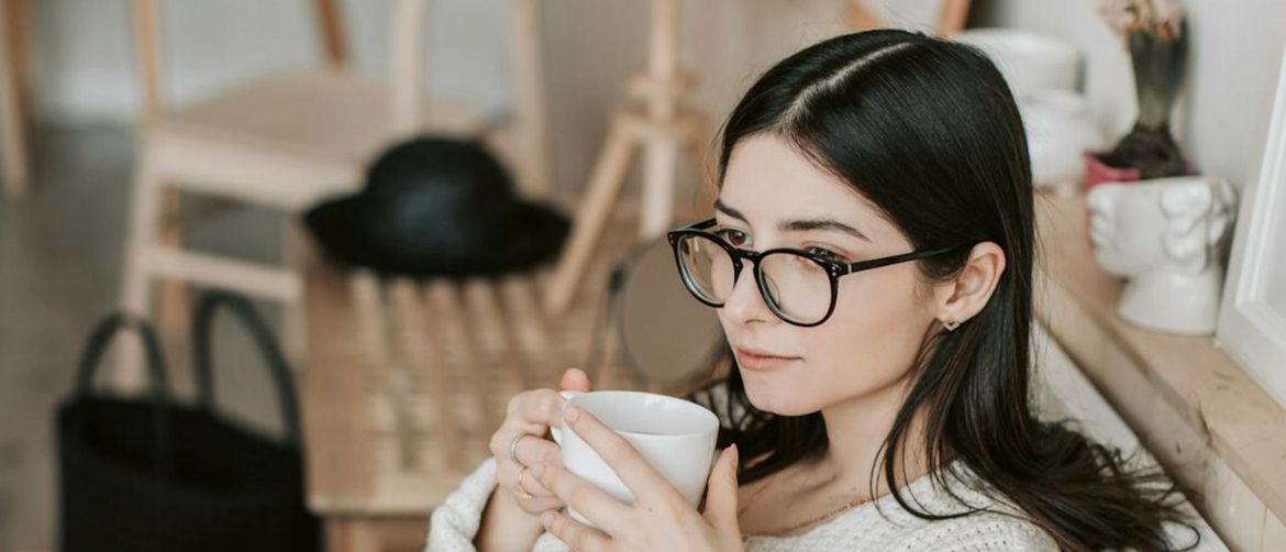 Djevojka s naočalama u mislima