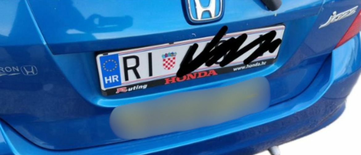 Neobičan natpis na stražnjem dijelu automobila