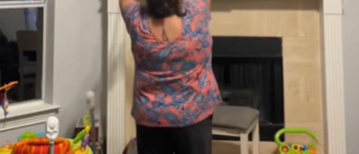 Majka koje pridržava sina