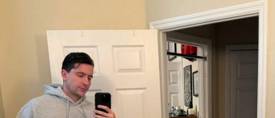 Američki influencer s neobičnim logotipom na trenirci