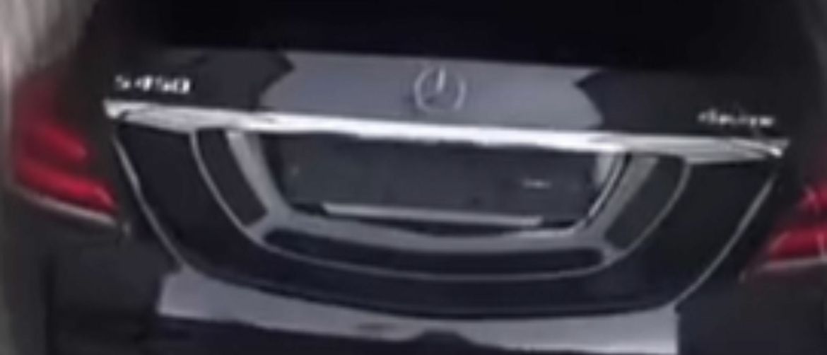 Neobičan način prijevoza Mercedesa u kontejneru